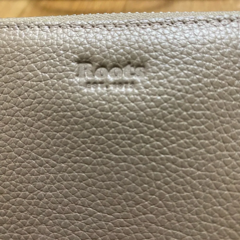 ROOTS LEATHER Cloud Zip Around Clutch USED ONCE ONLY - Picture 10 of 10